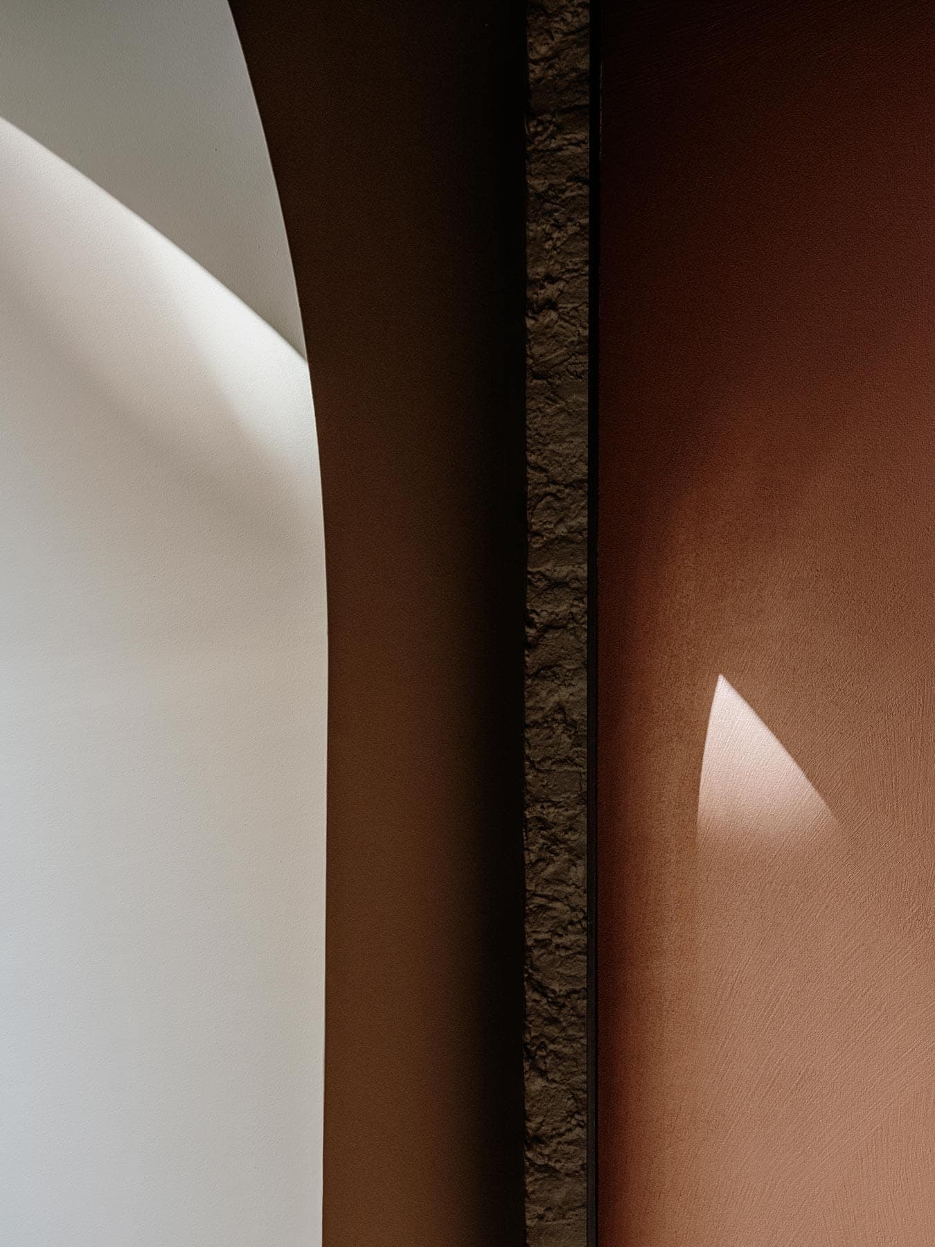 Parete sinistra: Decor KK 64, Parete destra: Wallcrete KK 131