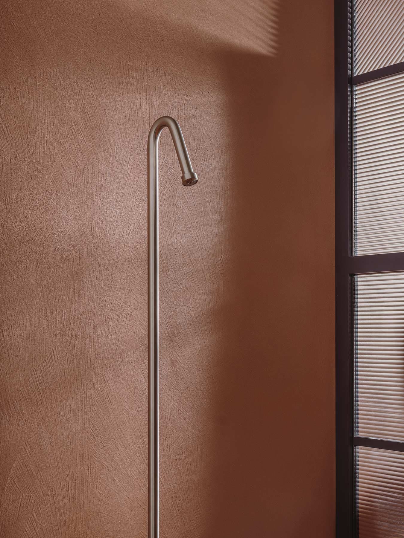 Parete: Patina KK 112, Infissi: Microresina KK 148