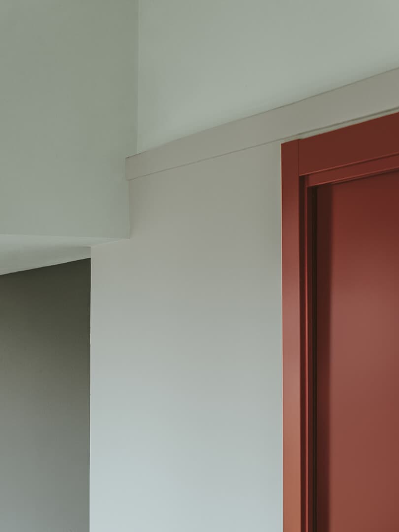 Pareti: Decor KK 46, Porta: Microresina KK 114
