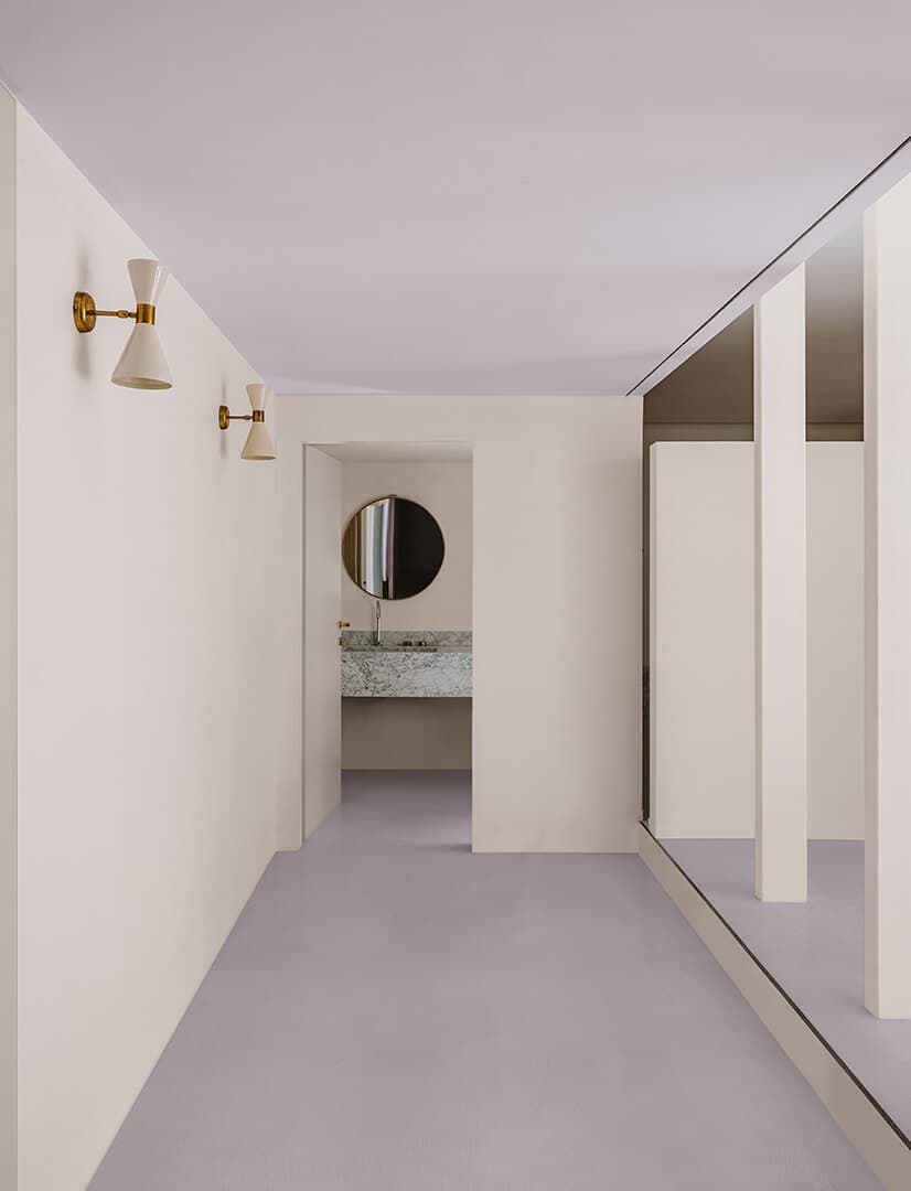 Pareti: Decor KK 133, Soffitto: Decor KK 144, Pavimento: Cementoresina KK 144
