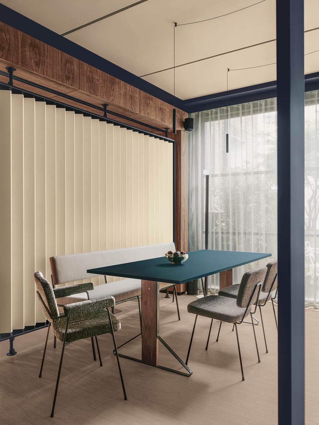 Tavolo: Microresina KK 40, Pavimento: Legno+Color KK 109, Travi e infissi: Microresina KK 42