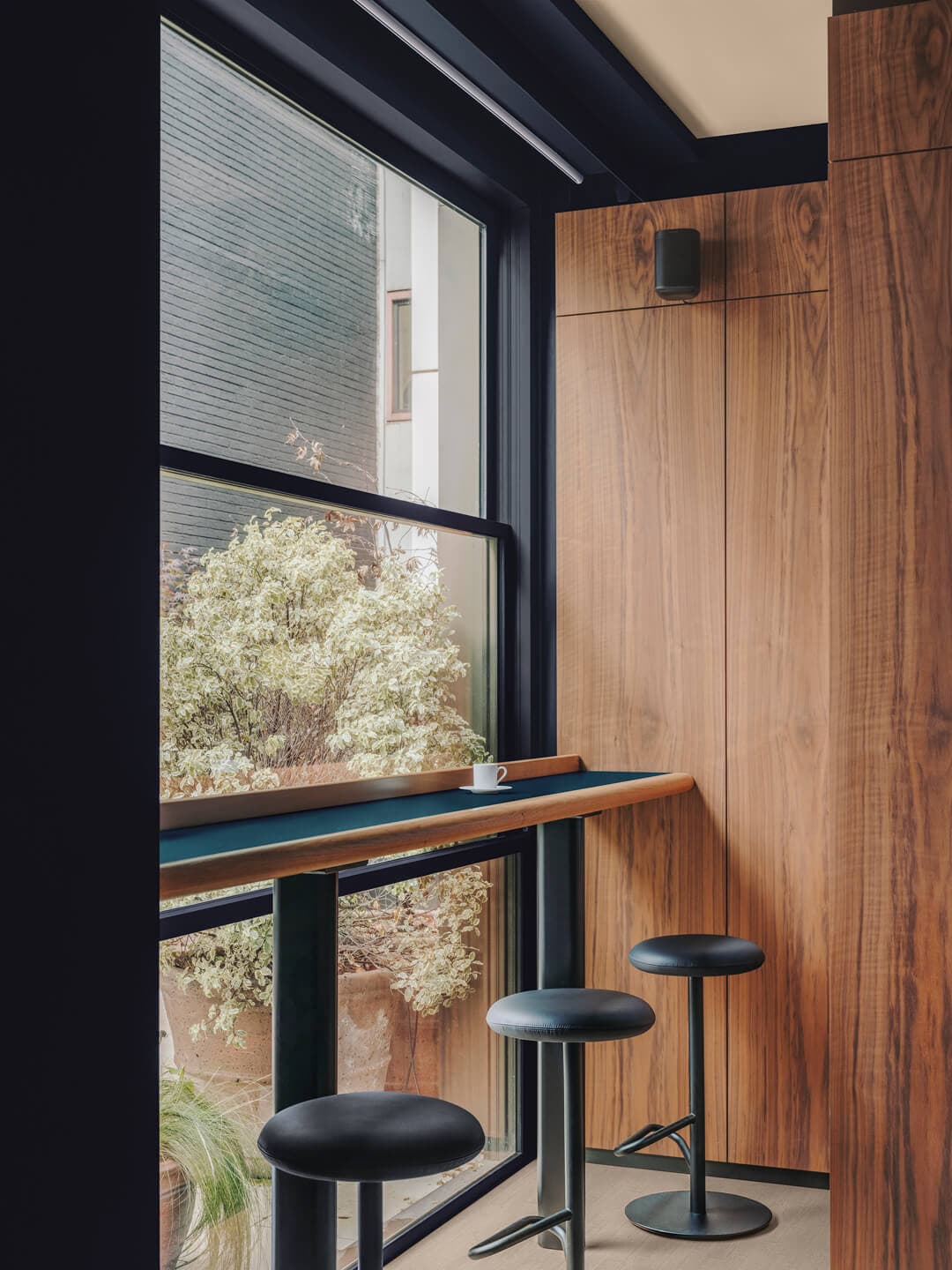 Infissi: Microresina KK 42, Tavolo: Microresina KK 40, Pavimento: Legno+Color KK 109