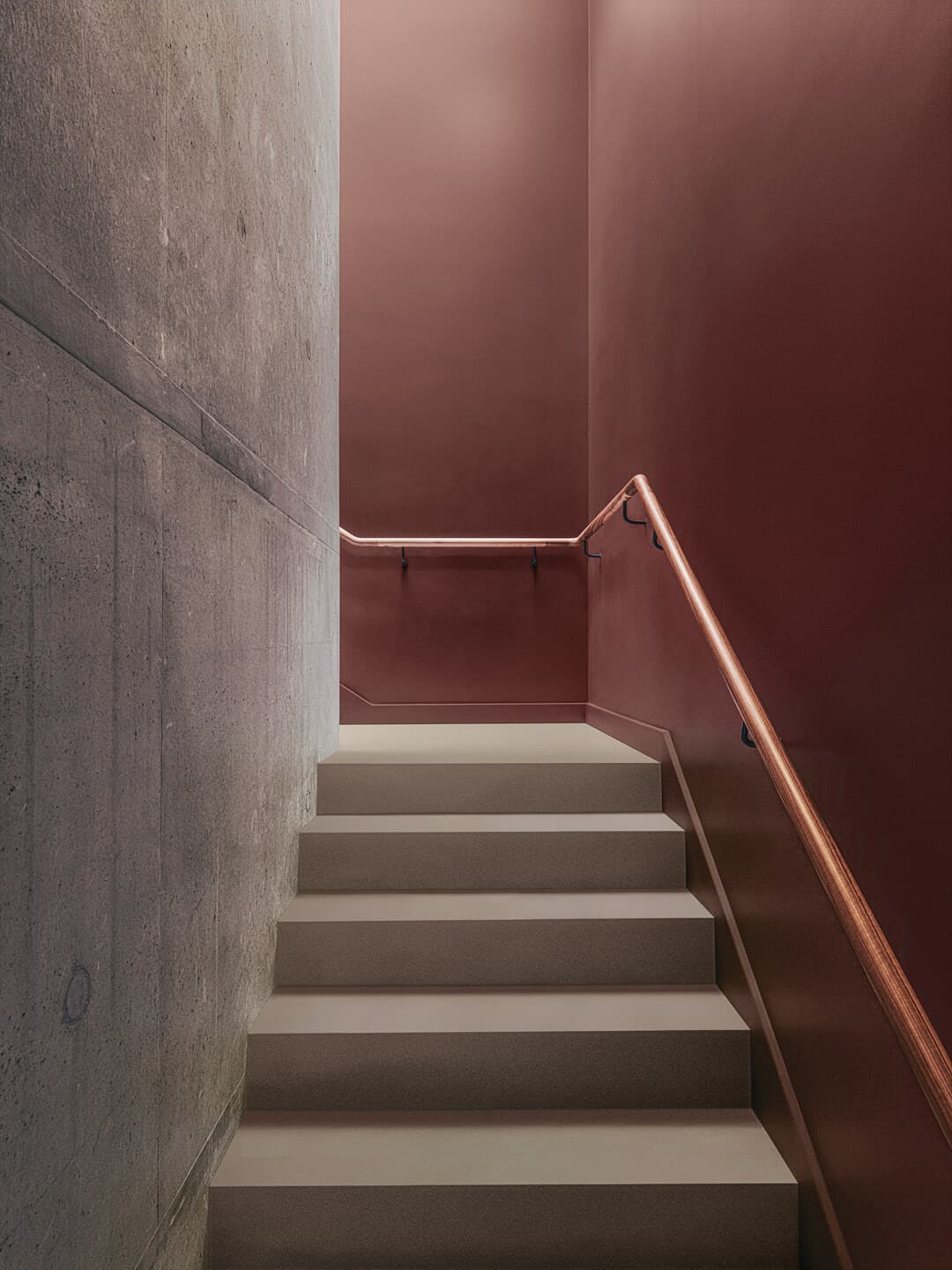 Pareti: Wallpaper Living KK 123, Pavimento e gradini: Cementoresina KK 110