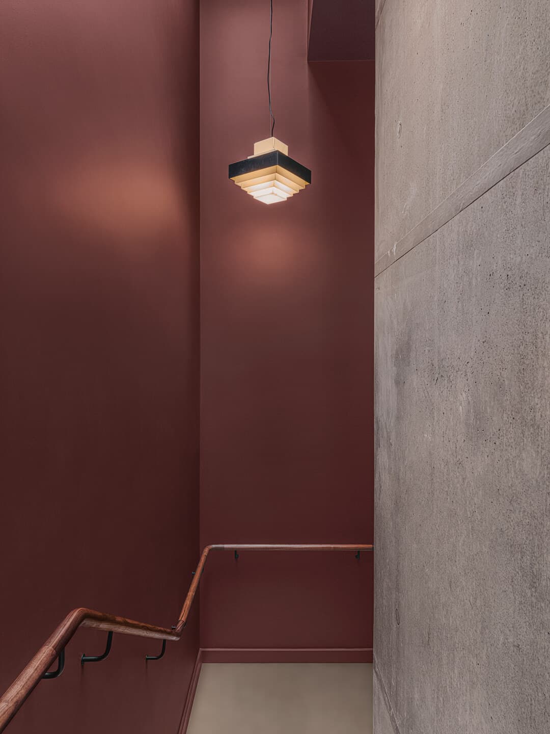 Pareti: Wallpaper Living KK 123, Pavimento e gradini: Cementoresina KK 110