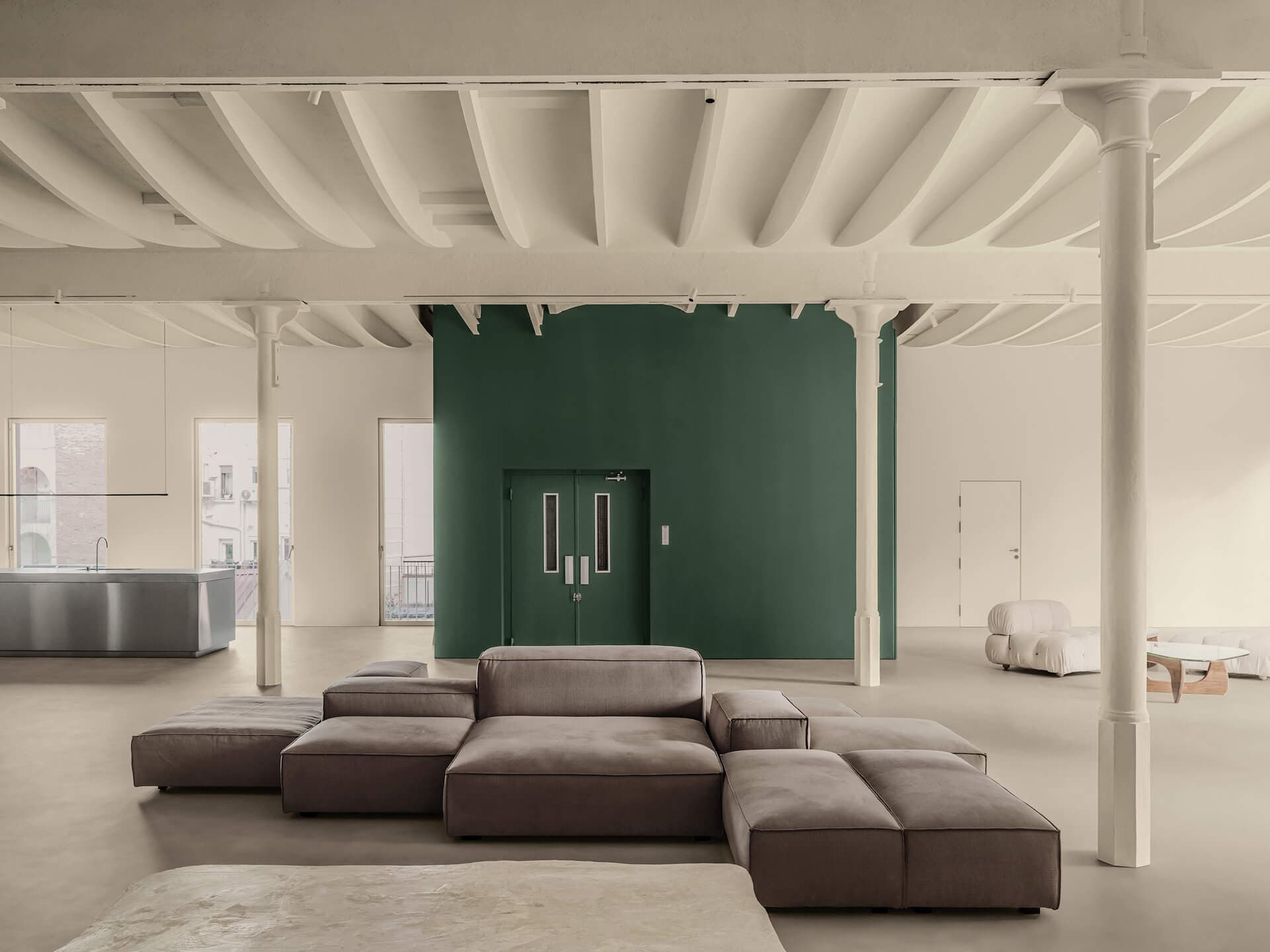 Parete frontale: Decor KK 52, Porta ascensore: Microresina KK 52, Soffitto: Decor KK 77